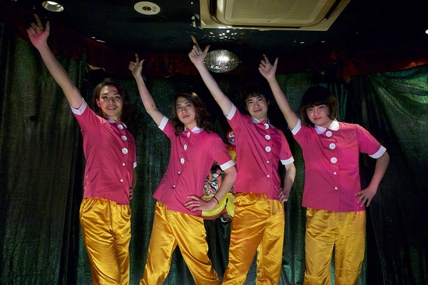 「黒猫チェルシー、まさかの女装に挑戦?! ショートムービー第2弾公開」1枚目/5