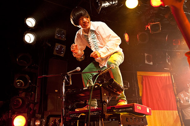 「忘れらんねえよ ワンマンツアー2月公演に爆弾ジョニーのロマンチック☆安田がサポート参加」1枚目/2