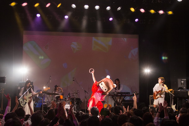 「クマのビジュアルで話題の女性シンガー コレサワがメジャーへ… 若者を惹きつける多彩な魅力とは」1枚目/11