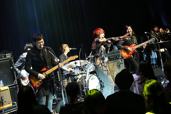 「THE BAWDIESが“夢の舞台”で豪華アンサンブル、カヴァーも多数披露」1枚目/12