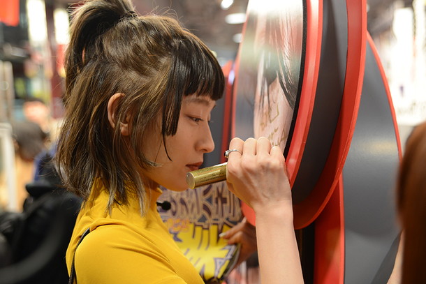 「コムアイ「あ、すみません。水曜日のカンパネラと申します」 CD店にサプライズ訪問」1枚目/5