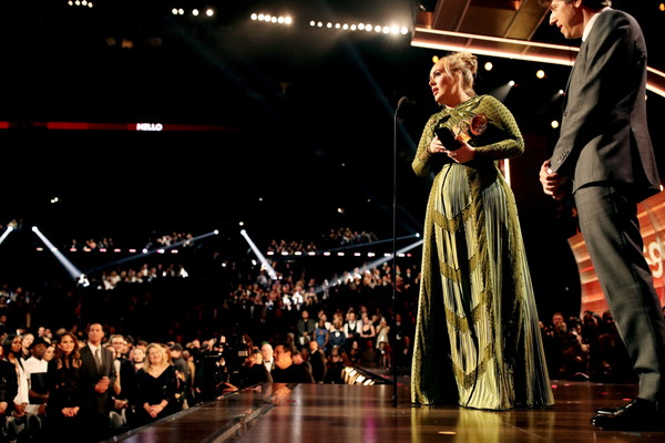 「【第59回グラミー賞】年間最優秀レコードはアデル「Hello」が受賞」1枚目/1