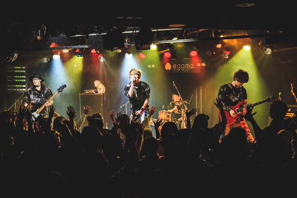 「Thinking Dogs バレンタイン・イブの手作りワンマンも大盛況！ 新シングル発売も報告」1枚目/12