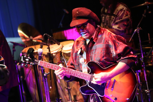 「EW&amp;Fの血脈を引き継ぐアル・マッケイのハッピーなファンキー・ミュージック。音楽の悦楽に酔い痴れながら心温まる、厳冬のアーバン・ナイト」1枚目/9