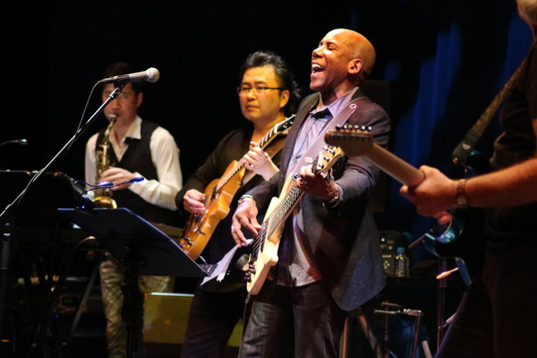 「ネイザン・イースト、ゲストに佐藤竹善を迎えた東京公演初日。極上の演奏に人間同士の心の交流が感じられるライブ」1枚目/4