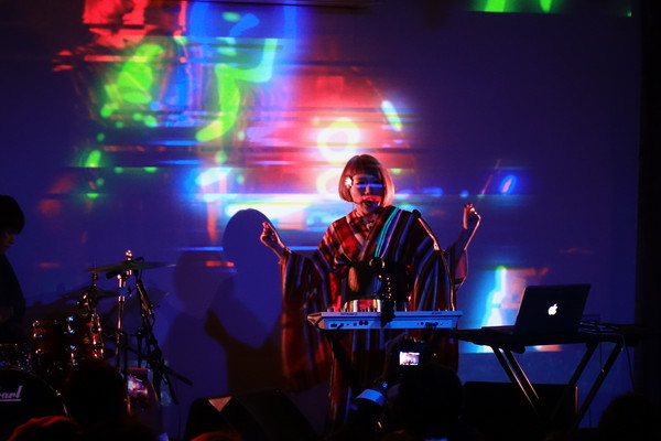 「ハッカソンで生まれた技術を実演、小南千明/FEMM/galcidら6組が最新の音楽ライブ」1枚目/20