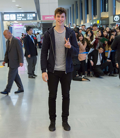「ショーン・メンデスが初来日、150人のファンが空港でお出迎え」1枚目/3