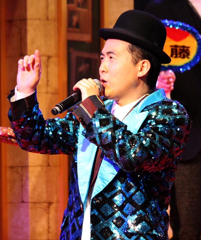 「トレエン斎藤、ピ－ス綾部のライバルに？　「硝子の少年」歌唱でハリウッドに猛アピ－ル」1枚目/1