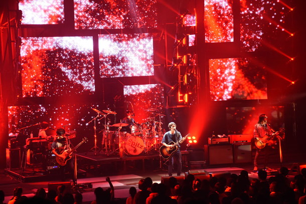 「スピッツ 全国ツアー【醒 め な い】BD＆DVD化！ 大ヒット曲～初のライブ映像化楽曲など全演奏曲」1枚目/4