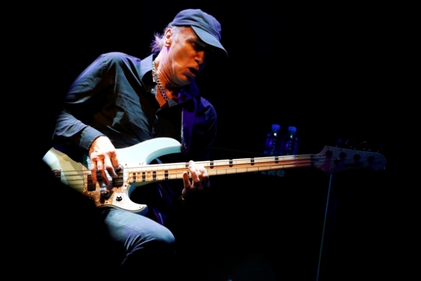 「『3月19日はなんの日？』Mr.Bigでの活躍で知られる超絶技巧派ベーシスト、ビリー・シーンの誕生日」1枚目/1