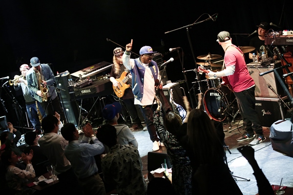 「これぞスーパー・ファンク・バンド！ 怒涛のプレイに酔いしれた、レタス来日公演初日をレポート」1枚目/10