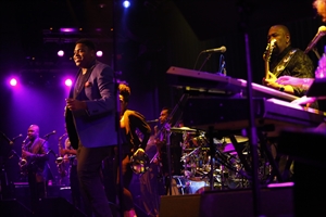 「偉大なるプリンスへ… NPGによるプリンストリビュートライブのジャパンツアーがついに開幕。初日の大阪公演のレポートが到着」1枚目/11