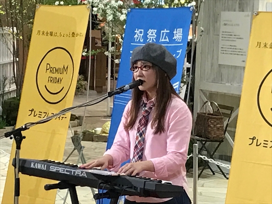 「奥華子、clearance、阪急百貨店うめだ本店でプレミアムフライデーライブに参加。」1枚目/2