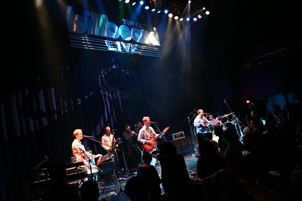 「7人のサウンドが見事なチームワークでまとまり名曲を披露！ レベル42の東京公演初日をレポート」1枚目/9