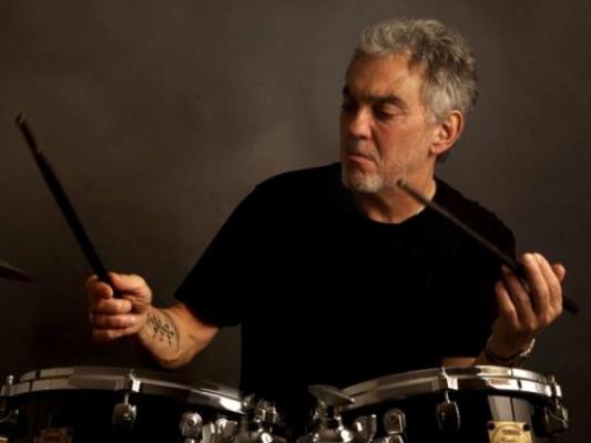 「『4月9日はなんの日？』世界最高峰のセッション・ドラマー、スティーヴ・ガッドの誕生日」1枚目/1