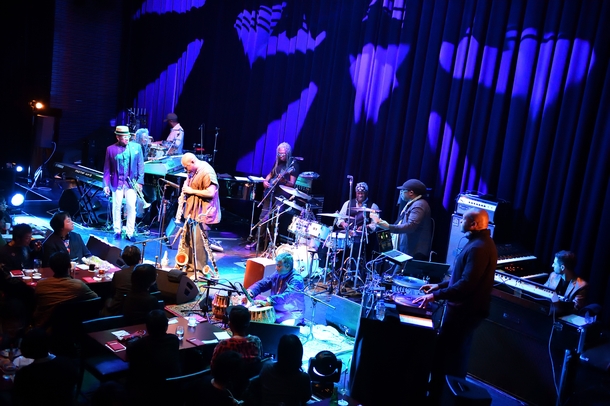 「マイルス・デイヴィスの先進性を21世紀の今、リアルに体験する刺激的なステージ。マイルス・エレクトリック・バンドの尖ったサウンドに心も身体も痺れるスプリング・ナイト」1枚目/23