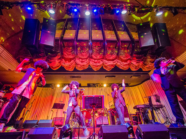 「「花見はいいけどゴミは持って帰れ」花見スポット・代々木公園にアフロ集団“コレガゼンリョクズ”乱入」1枚目/2