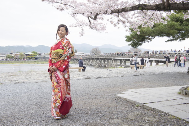 倉木麻衣 特別な着物で京都訪問！ 人力車～嵐山駅まで大々的にジャック