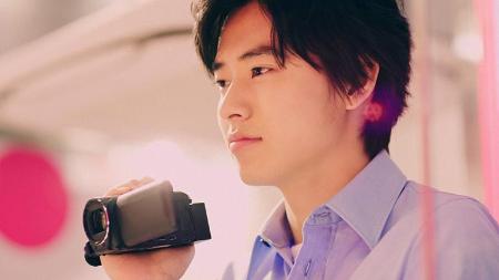 「山崎賢人、巨大綿あめにびっくり！　新ＣＭでアルバイトに励む同世代と交流」1枚目/1