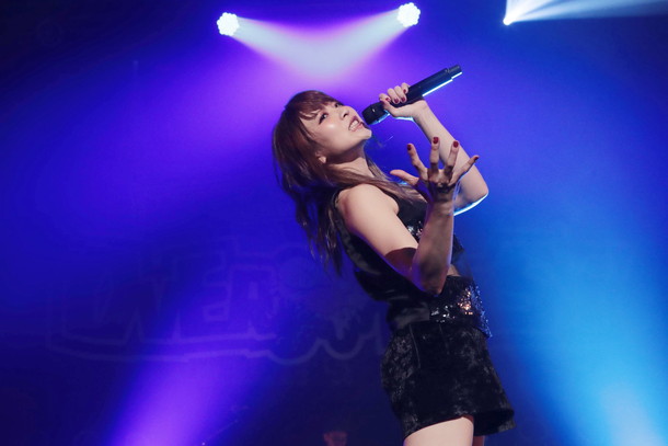 「May&#039;n 「やっぱり“ウチの部長最高でしょ!!”」 限界ギリギリで歌い続けるボーカリストの本音」1枚目/2