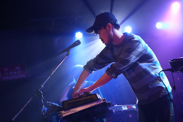 「ナカコー＆LEO今井もプレイの“六本木VARIT” 1周年パーティーにDATSが出演！新世代感あふれるパフォーマンスをレポート」1枚目/6