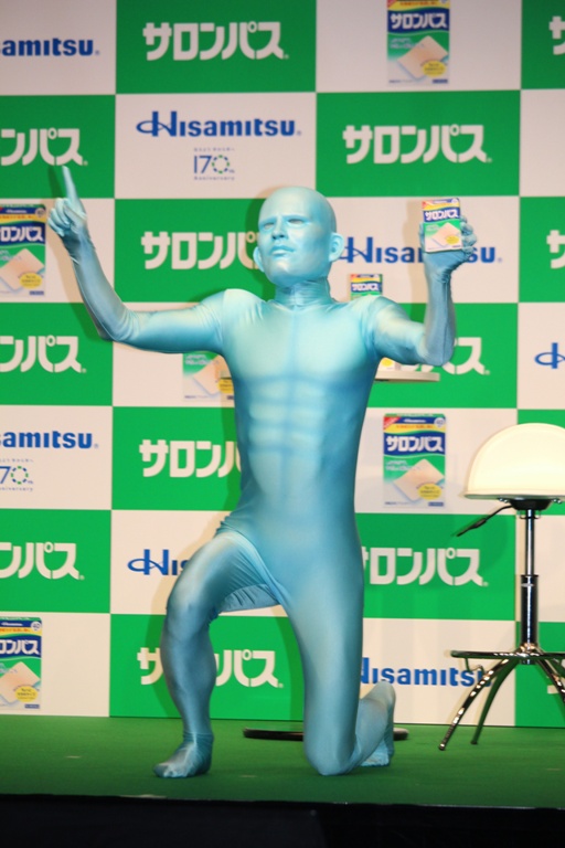 「二宮和也、画面から飛び出したＣＧ男に苦笑　ＣＭ出演を懸けてジェスチャ－対決を実施」1枚目/1