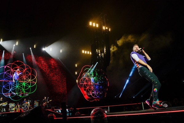 「コールドプレイ、初の東京ドームで45,000人を魅了　新曲の初パフォーマンスも」1枚目/11