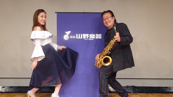 「平原綾香、アルバム発売イベントで父・平原まことと共演」1枚目/4