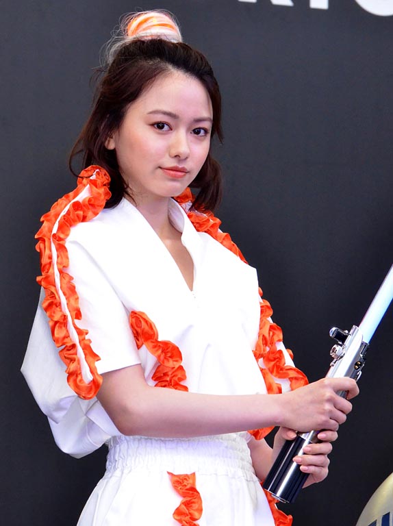 「「スタ－・ウォ－ズの日」カイロ・レンが日本初お披露目　山本舞香＆池田美優は特製衣装で大はしゃぎ」1枚目/1