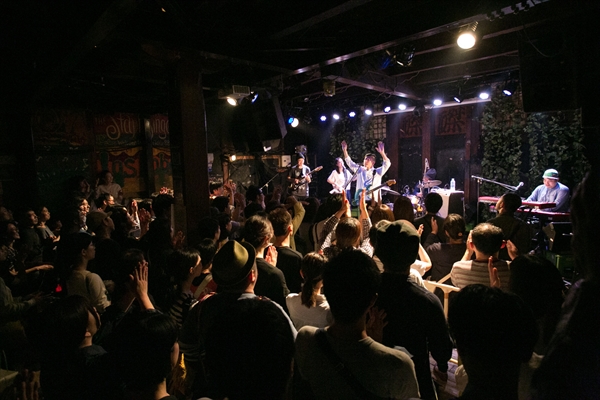 「まさにプリズムのよう。bonobosが京都・磔磔で現在進行形から深化するバンドサウンドを奏でる」1枚目/6