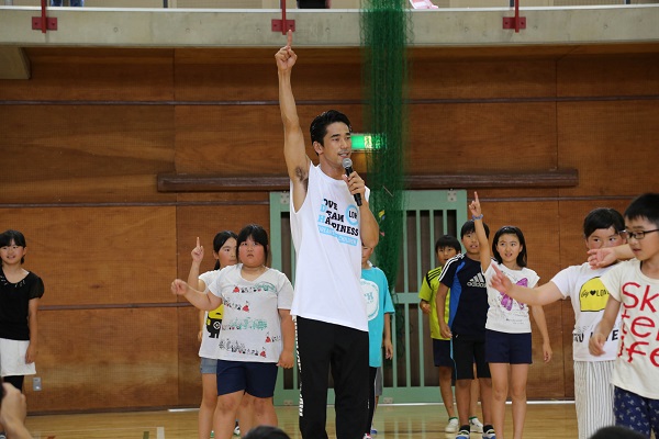 「EXILE小林直己、THE RAMPAGE神谷健太 与那嶺瑠唯が熊本の小学校で課外授業を開催」1枚目/8