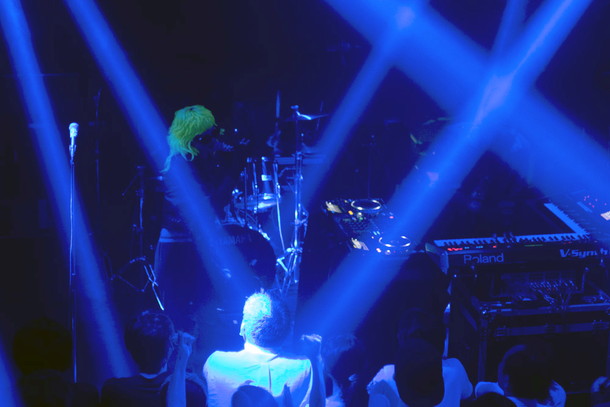 「クリスタル・キャッスルズ」2枚目/15