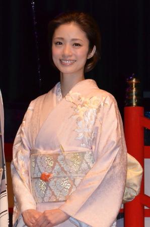 「上戸彩、着物姿で金魚形の帯留めアピ－ル　金魚アクアリウムに「ずっと見ていたい」」1枚目/1