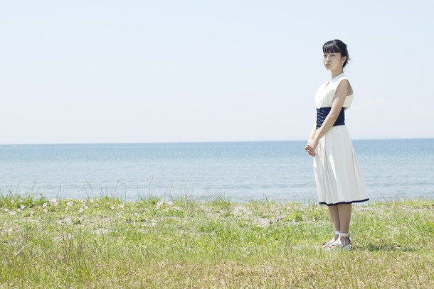 「ヒグチアイ アニメ『闇芝居』EDテーマに初の書きおろし「世の男性のみなさま、言い訳は無用ですよ。」」1枚目/2