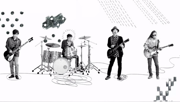 「スピッツ「ヘビーメロウ」MVでスピッツ風“メタル感”を表現」1枚目/5