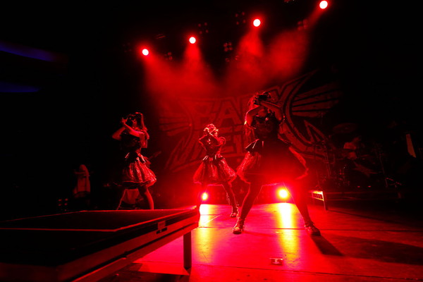「BABYMETAL、LA公演で海外盤限定曲「From Dusk Till Dawn」をライブ初披露」1枚目/9