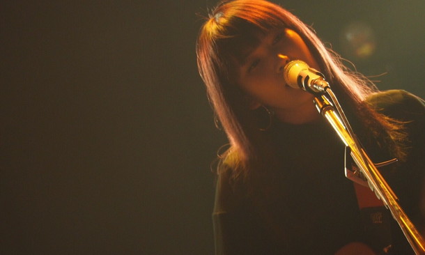 「佐藤千亜妃（きのこ帝国）自身の誕生日に教会でソロカバーライブ開催」1枚目/1