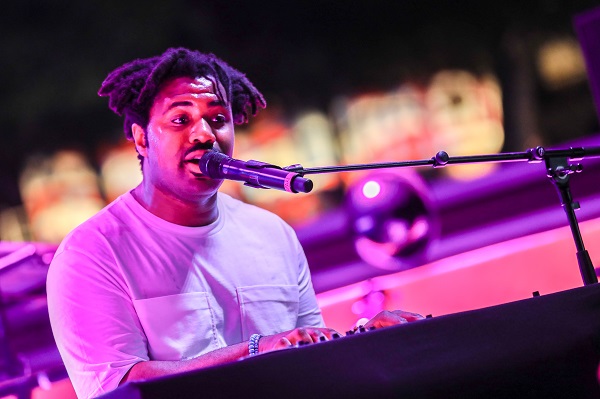 「サンファ、【グラストンベリー】でソランジュの「クレーンズ・イン・ザ・スカイ」をカヴァー」1枚目/1