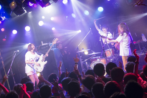 「Chelsy 渋谷QUATTROワンマン超満員大団円！ 3人の個性によるシナジー効果で圧倒的“多幸感”」1枚目/6