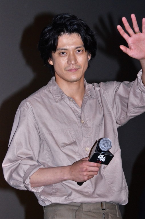 「小栗旬「ま－きのっ！」と逆ものまねを披露　「あんな首の動きはしていない」」1枚目/1