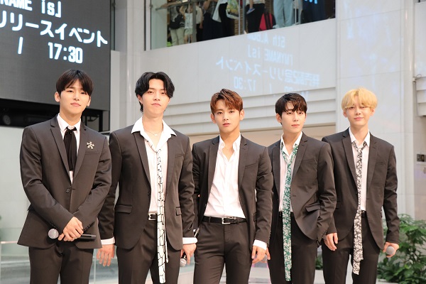 「MYNAME、新AL発売記念イベント“疑似恋愛”でバービーとにしおかすみこを魅了」1枚目/7