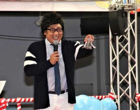 「ロバ－ト秋山こと“安来我楽”、たまごっち誕生秘話を明かす　「最初は普通に卵を売ろうとしていた」」1枚目/1