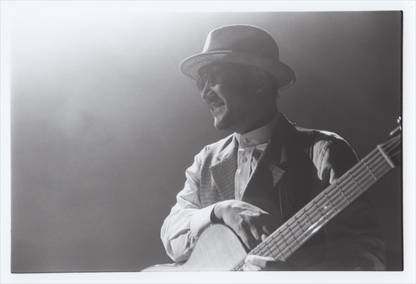 「Chage、滋賀・比叡山延暦寺で被災地のこどもたちへ、音楽の祈りのメッセージを届ける。」1枚目/1