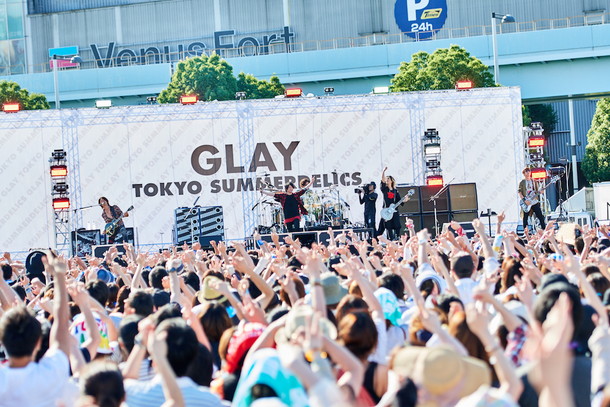 「GLAY 当日発表された野外フリーライブに約1万人集結」1枚目/3