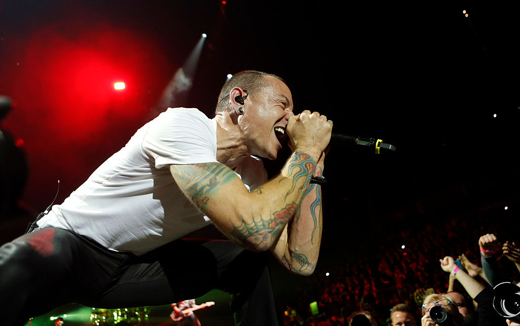 故チェスター・ベニントンの追悼イベントが世界中で開催、LAには壁画が