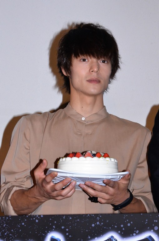 「窪田正孝「悔いなく生きましたと言える１年に」　ｉｌｌｉｏｎが「ＢＡＮＫＡ」を弾き語りで初披露」1枚目/1