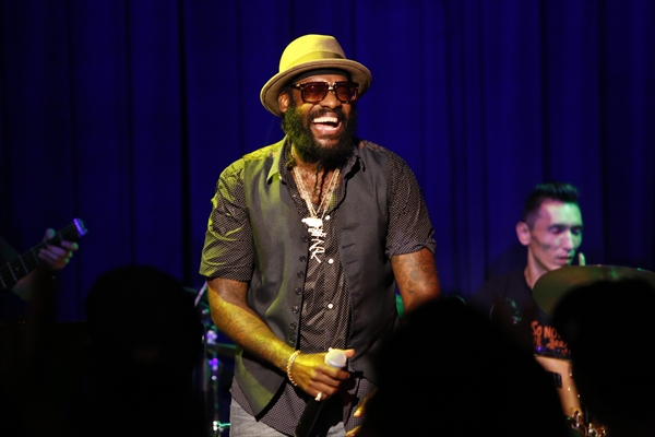 「最高にハッピーな音楽を響かせた大阪の夜、トーラス・ライリー with ディーン・フレイザーの大阪公演のレポートが到着」1枚目/5