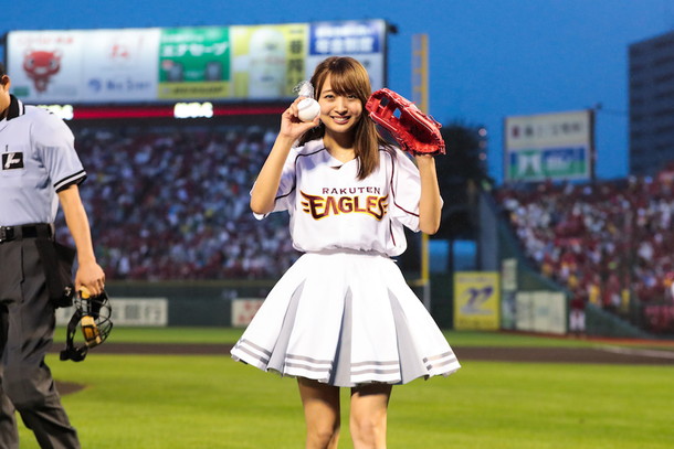 「スパガ渡邉幸愛 ミニスカ＋楽天ユニフォームで始球式に登板」1枚目/6