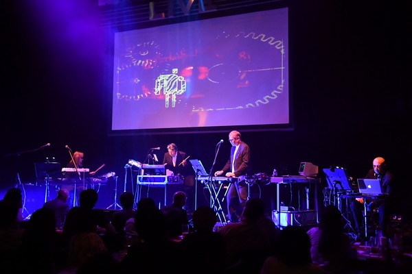 「時代を象徴し、時代を超越したアート・オブ・ノイズの電子サウンド。エスタブリッシュされた“前衛ポップ”に覚醒し、気分をクリアにする摩天楼の夜」1枚目/6