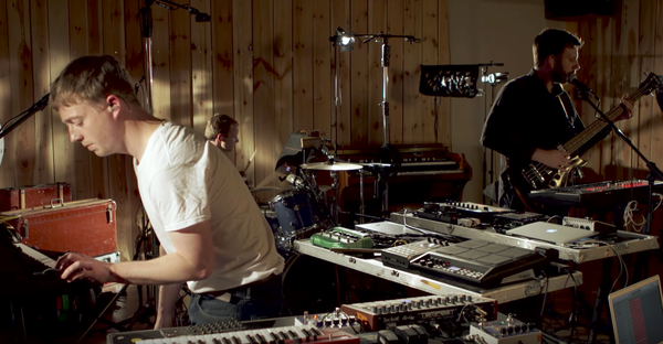 「マウント・キンビー、3曲のスタジオ・セッション映像を公開　新作の楽曲も」1枚目/1